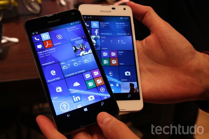 Lumia 650 tem tela OLED (Foto: Fabrício Vitorino/TechTudo)