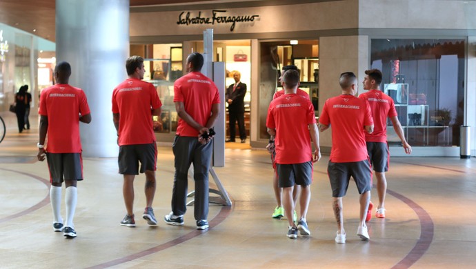 Jogadores do Inter passeiam em shopping de Monterrey (Foto: Diego Guichard)