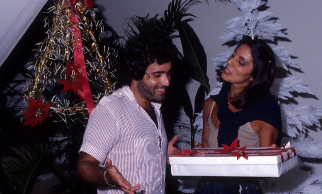 Mila Moreira e Tony Ramos durante troca de presentes no Natal de 1979