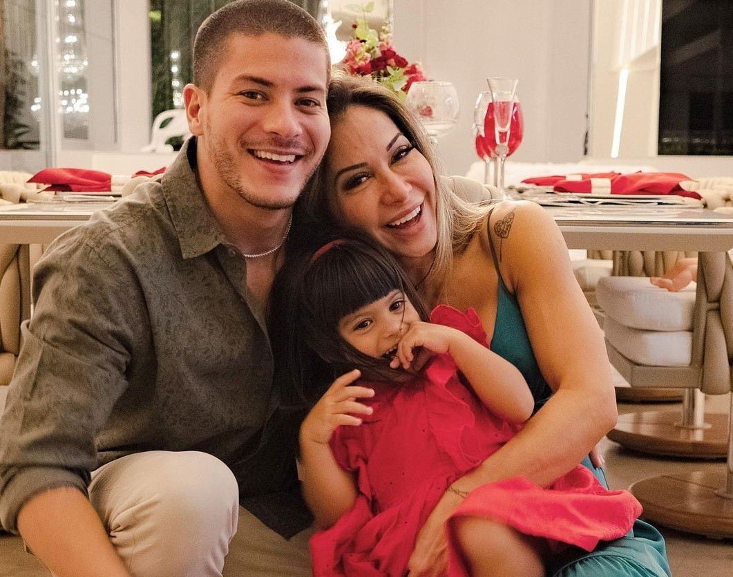 Arthur Aguiar com a mulher, Maíra Cardi, e a filha, Sophia (Foto: Reprodução/Instagram)
