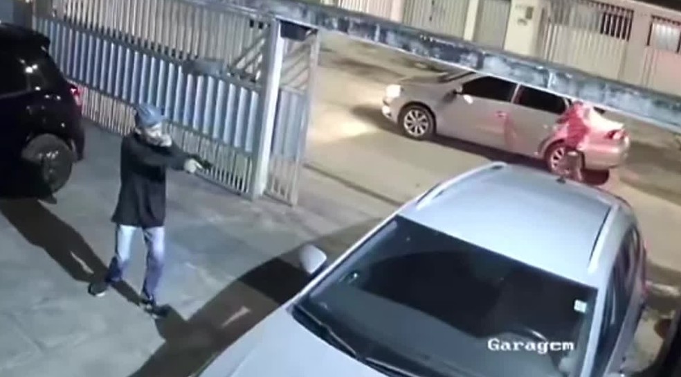 Homem armado ameaça motorista dentro de garagem de prédio, no Recife — Foto: Reprodução/WhatsApp