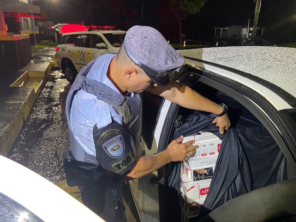 Homem é preso por contrabando com 10 mil maços de cigarro de origem estrangeira, em Estrela do Norte (SP) — Foto: Polícia Rodoviária