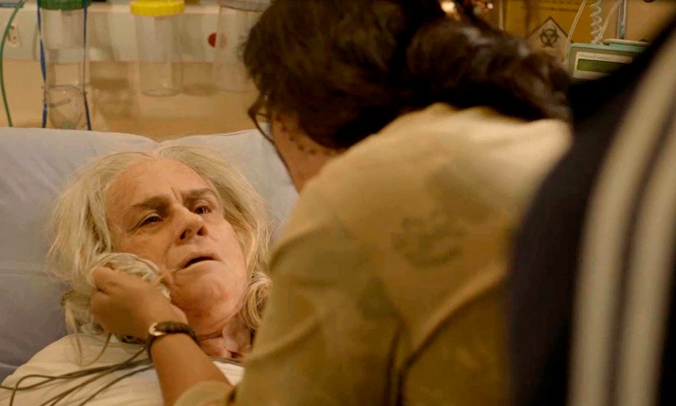 Lurdes (Regina Casé) perde a cabeça com mulher que comprou seu filho, em 'Amor de Mãe' — Foto: Globo