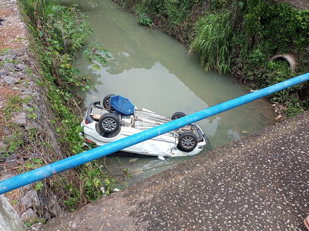 Carro cai em córrego após acidente em Taubaté — Foto: Arquivo Pessoal/José Assis