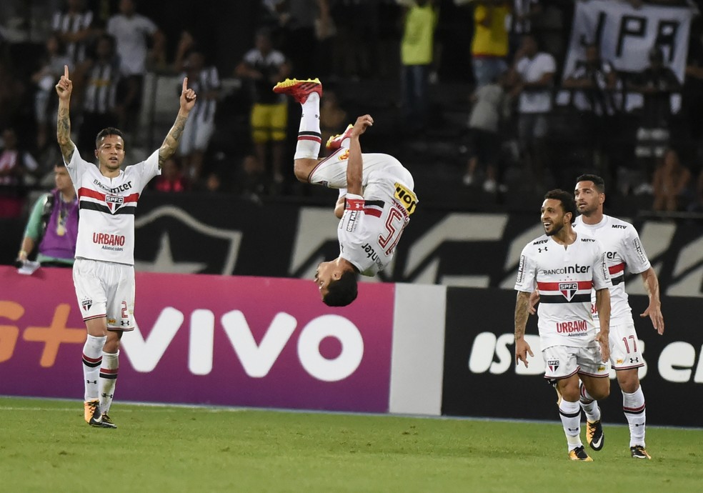 Hernanes dá salto durante a virada épica sobre o Botafogo, em 2017 — Foto: André Durão