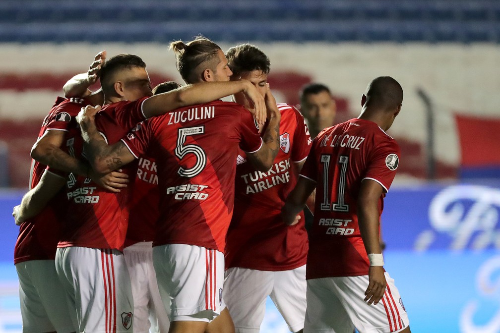 Jogadores do River Plate comemoram um dos gols da vitória sobre o Nacional — Foto: Getty Images