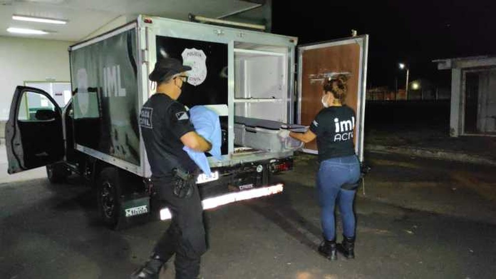Corpo do bebê foi levado para sede do IML para passar por exames  — Foto: Reprodução/Ithamar Souza