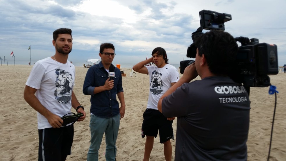 Felipe e Romero virados na praia depois do título do Corinthians em 2015 — Foto: Arquivo pessoal