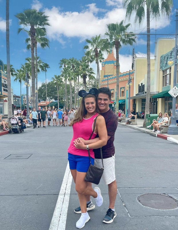 Elaine Mickely e Cesar Filho curtem parque em Orlando (Foto: Reprodução/Instagram)