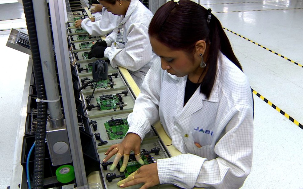 Auxiliares de produção no Polo Industrial de Manaus — Foto: Reprodução/Rede Amazônica