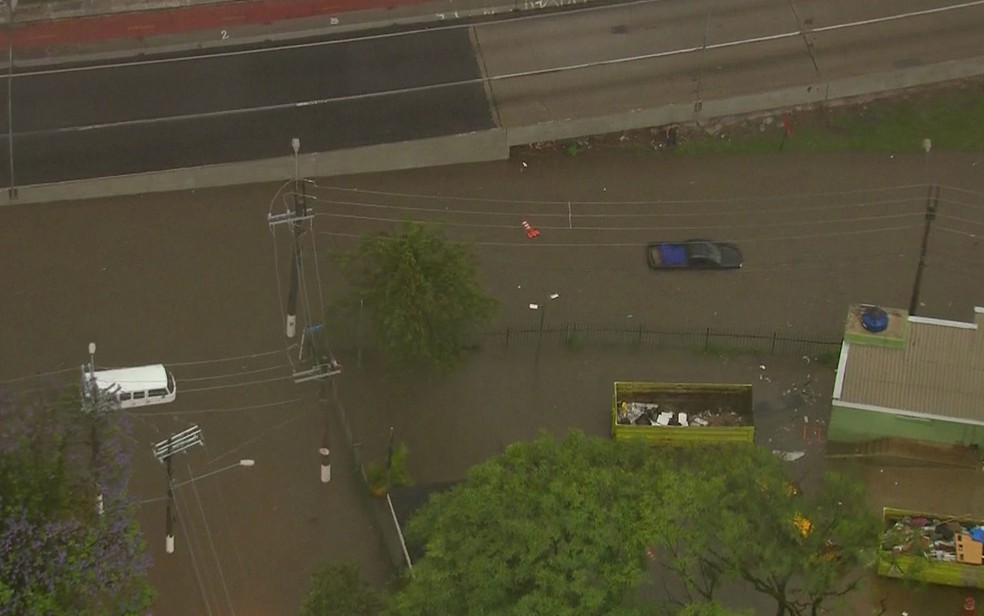 Chuva na Grande SP causa alagamentos, deixa pessoas ...