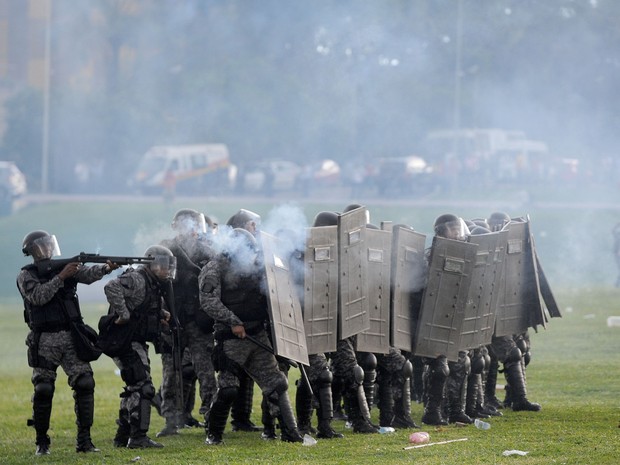 Policiais atiram bombas de gás em estudantes durante protesto contra a PEC 55, que limita os gastos públicos para os próximos 20 anos, na Esplanada dos Ministérios, em Brasília (Foto: Andressa Anholete/AFP)