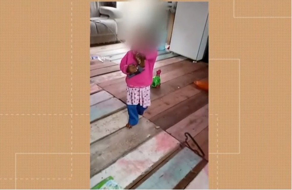 Criança aparece em vídeo com uma arma na mão — Foto: Imagens cedidas/Polícia Civil