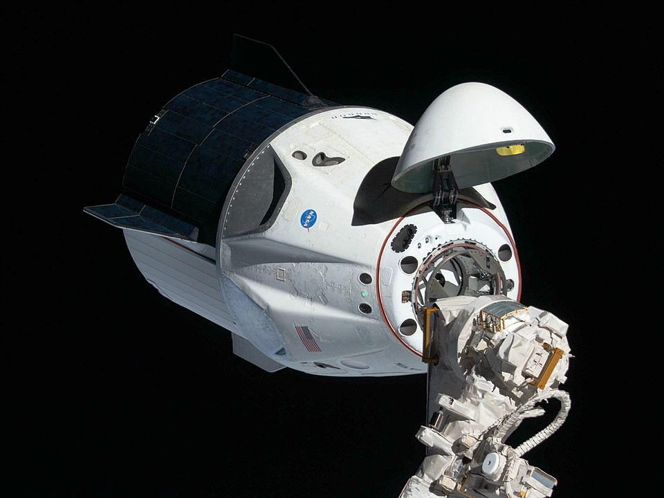 Cápsula Crew Dragon, da SpaceX, abrigou astronautas após teste de míssil da Rússia lançar detritos de satélite que ameaçam segurança da ISS (Foto: Nasa )