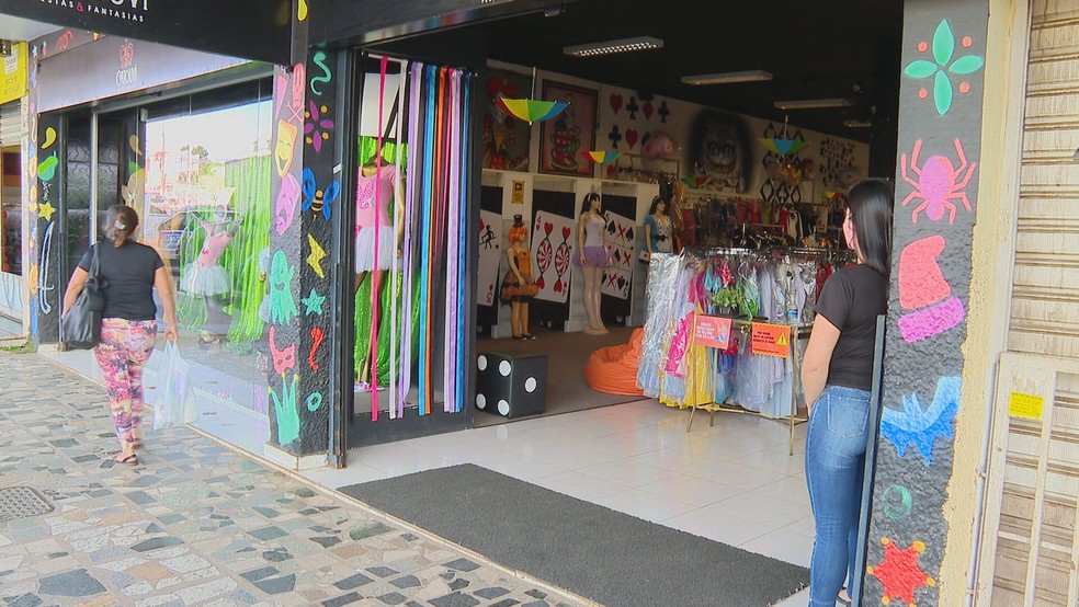 Loja de fantasia no Distrito Federal #carnaval #fantasia #comércio — Foto: TV Globo/Reprodução 