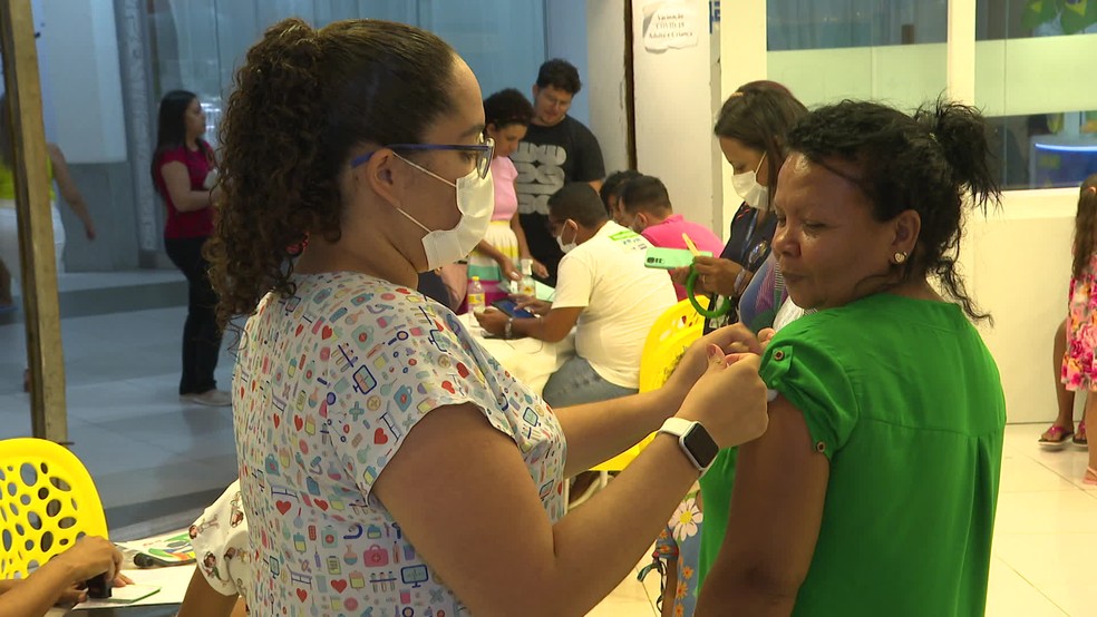 Mulher toma vacina contra a Covid-19 no Recife — Foto: Reprodução/TV Globo