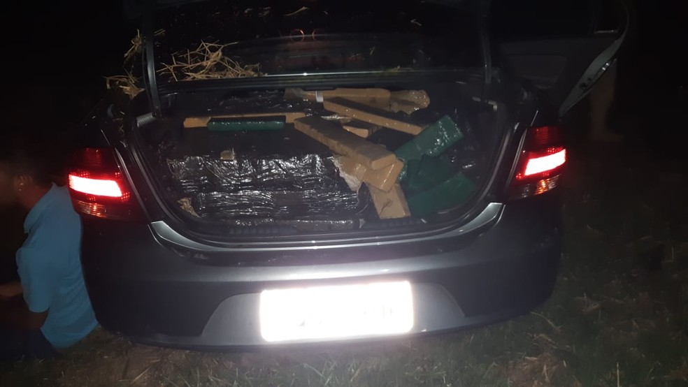 Um carro estava com a droga e os outros três seguiam em comboio — Foto: Divulgação/ PRF