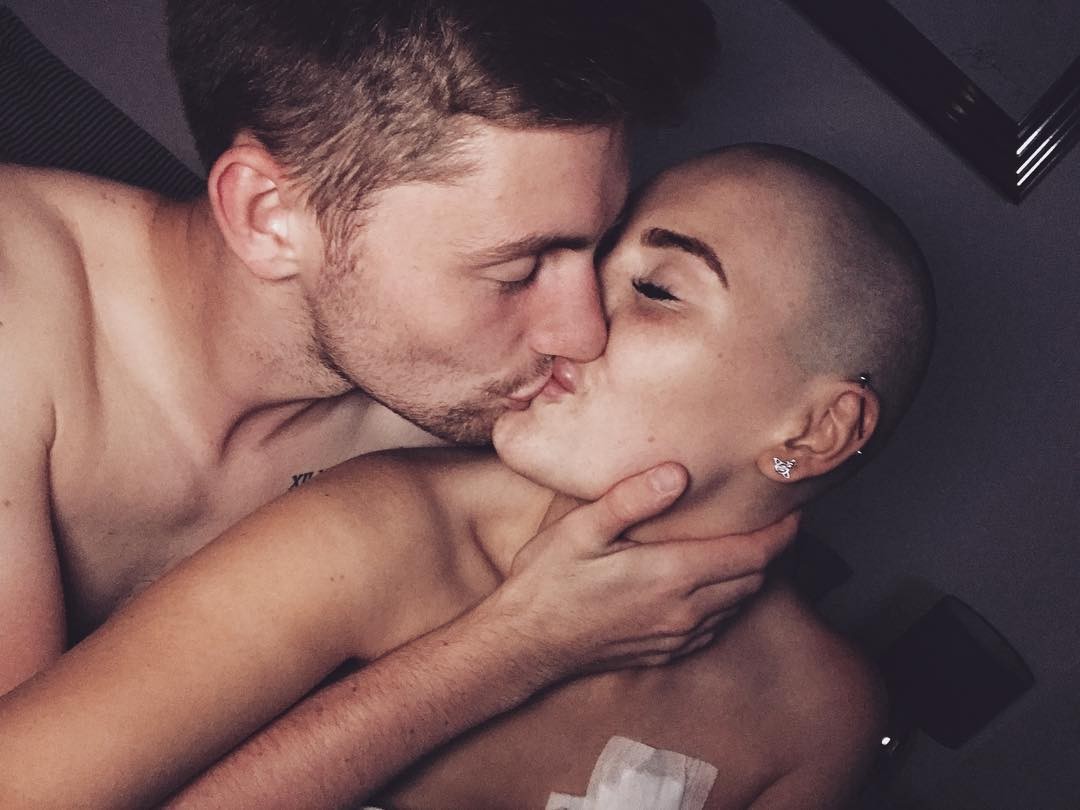 Abbie Colvin parou a quimioterapia porque estava grávida (Foto: Reprodução / Instagram)