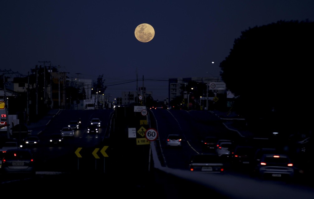 Vista da Lua Cheia esta é a maior lua do ano, chamada Super Lua dos Cervos, na cidade de Santa Maria (RS) nesta quarta-feira, 13. 1 — Foto: RENAN MATTOS/FUTURA PRESS/FUTURA PRESS/ESTADÃO CONTEÚD