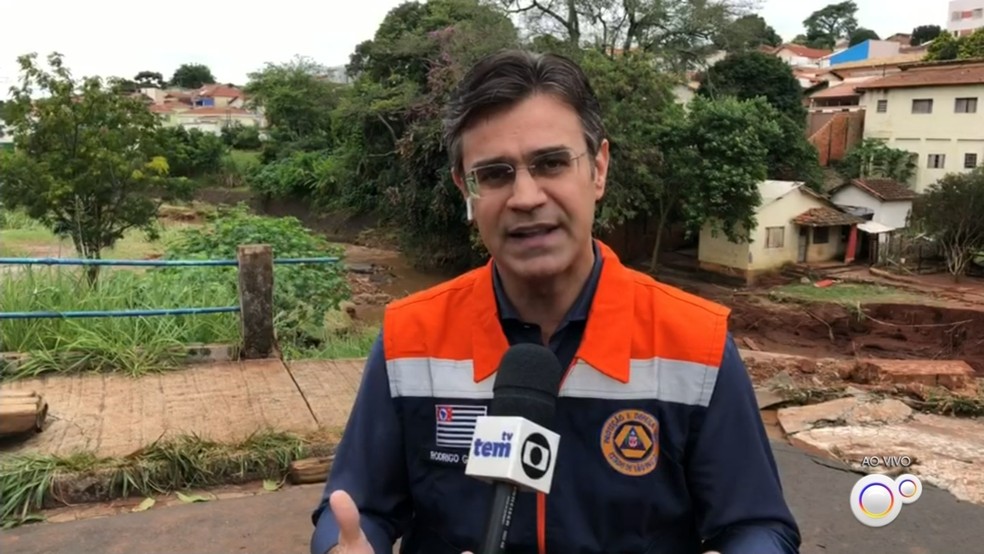 Vice-governador Rodrigo Garcia durante visita a Botucatu para acompanhar estragos causados pela chuva 11/02/2020 — Foto: TV TEM/Reprodução