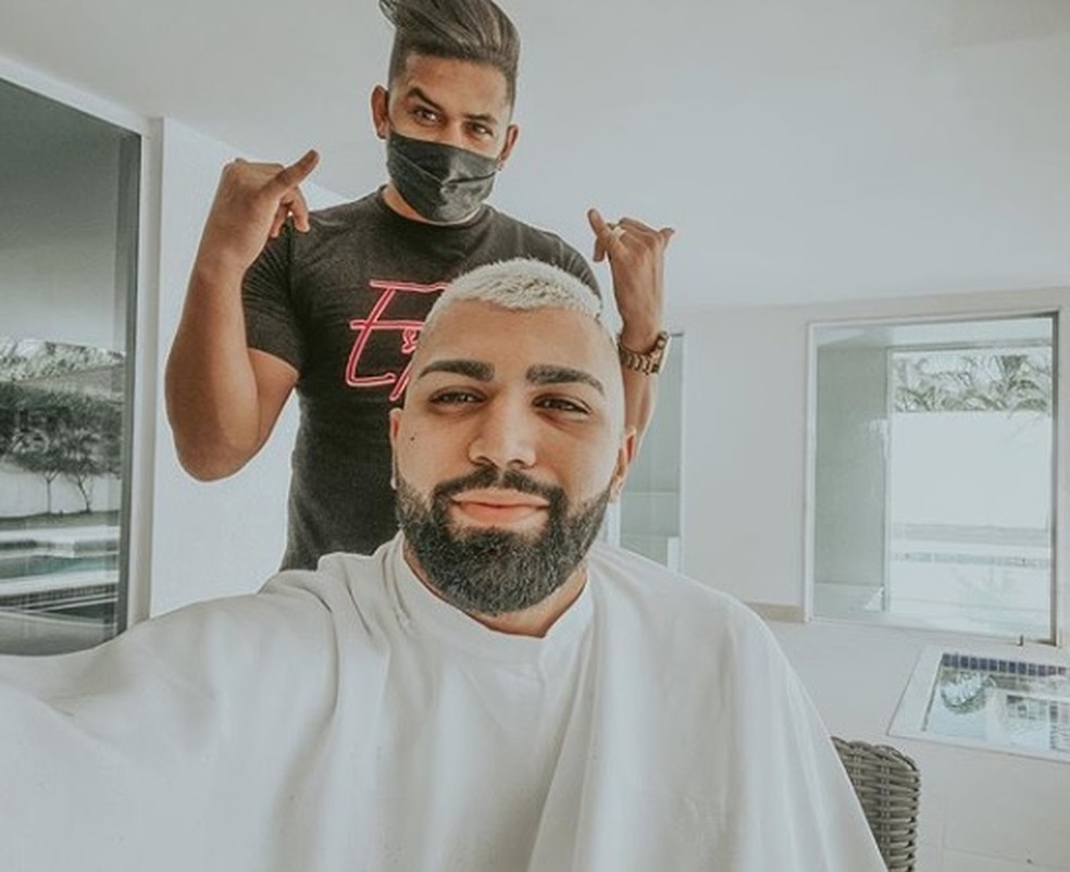 Gabigol recebeu cabeleireiro para repaginar o visual — Foto: Reprodução