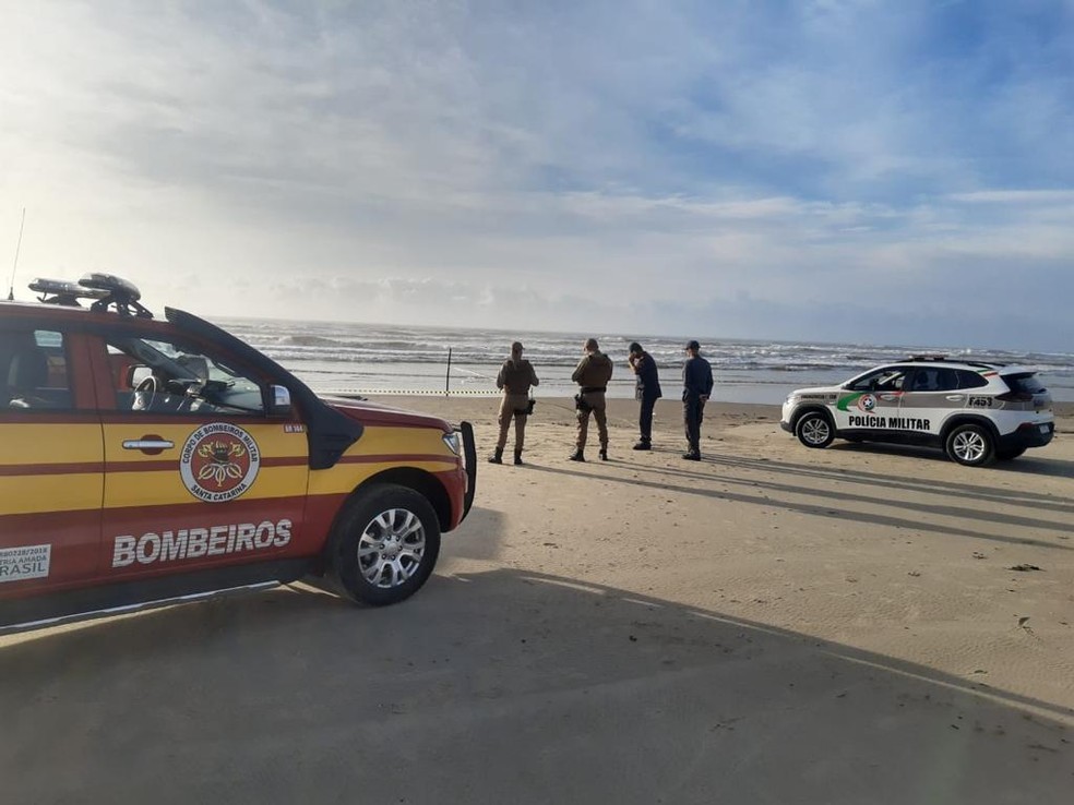 Bombeiros recolheram corpo encontrado na Praia Azul, em Passo de Torres (SC), em 23 de fevereiro de 2023 — Foto: Divulgação / CBMSC