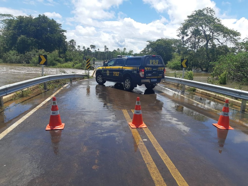Chuva causa alagamento e trecho da BR-222 é interditado nos dois sentidos em Piripiri, no Piauí — Foto: Divulgação/PRF
