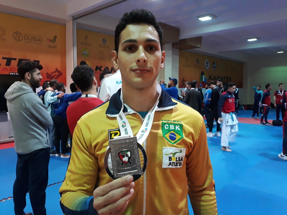 Vinicius é prata na Premier de Dubai de karatê, rival tropeça, e vaga olímpica fica muito próxima