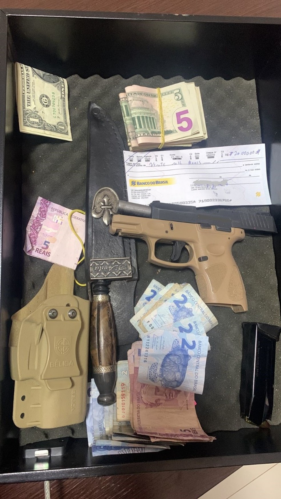 Operação apreendeu armas e dinheiro em espécie, incluindo dólares — Foto: Divulgação/PF