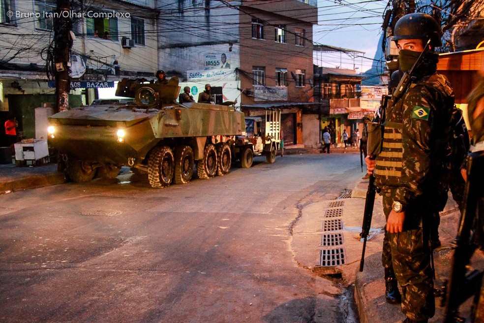 Soldado com balaclava preta (Foto: Bruno Itan/Olhar Complexo)