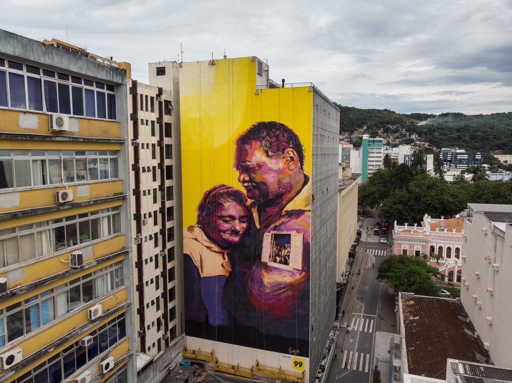 "De peito aberto" motorista de aplicativo é retratado em painel gigante em Florianópolis — Foto:  Instagrafite/Divulgação