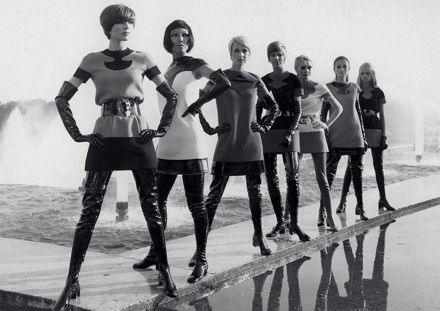 Vestidos de jérsei de dois tons, com botas e luvas de vinil (1969).  (Foto: Terry O’Neill / Iconic Images / Divulgação)