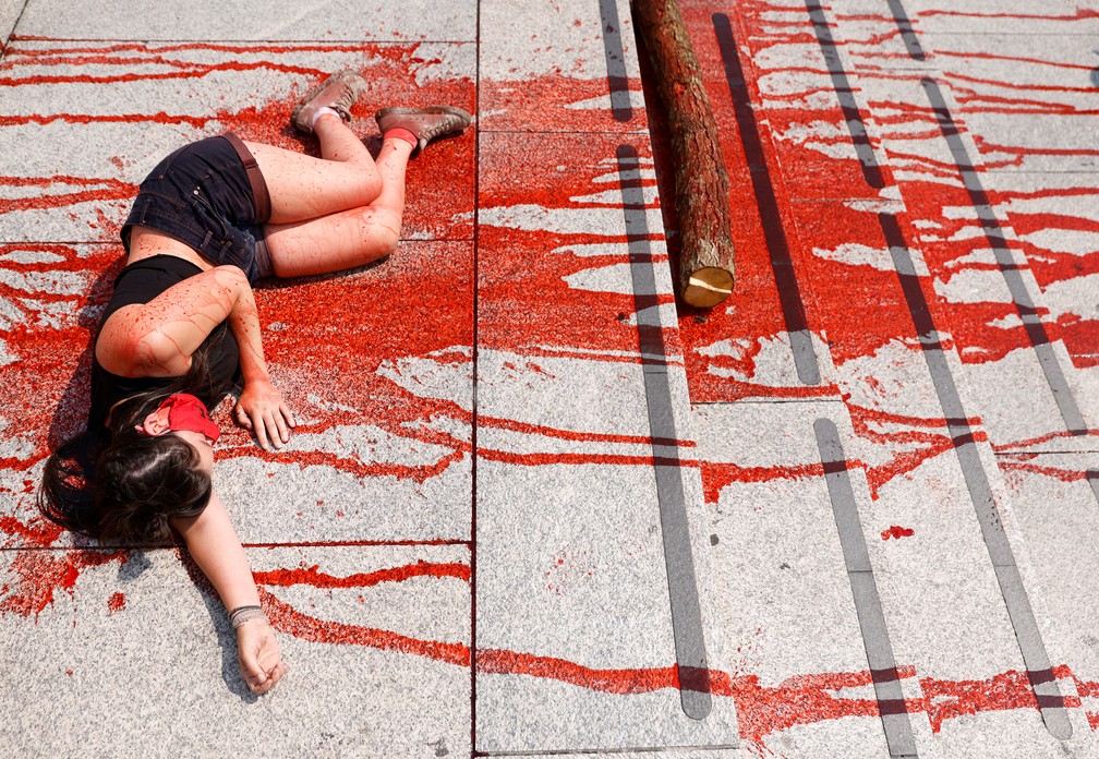 9 de agosto - Ativista se deita em frente à National Gallery, em Londres, após sangue falso ter sido derramado em degraus, durante protesto contra o impacto do coronavírus (COVID-19) nas comunidades indígenas do Brasil — Foto: John Sibley/Reuters