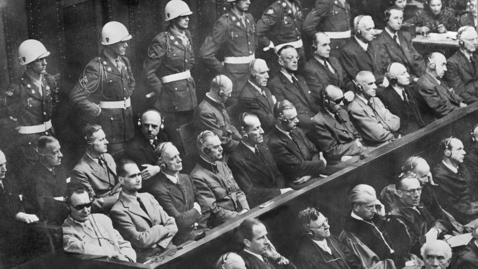 Hermann Göring (canto inferior esq., de óculos escuros,), seguido por Rudolf Hess, os réus mais notórios: julgamentos de Nuremberg começaram em 20 de novembro de 1945 — Foto: Getty Images via BBC