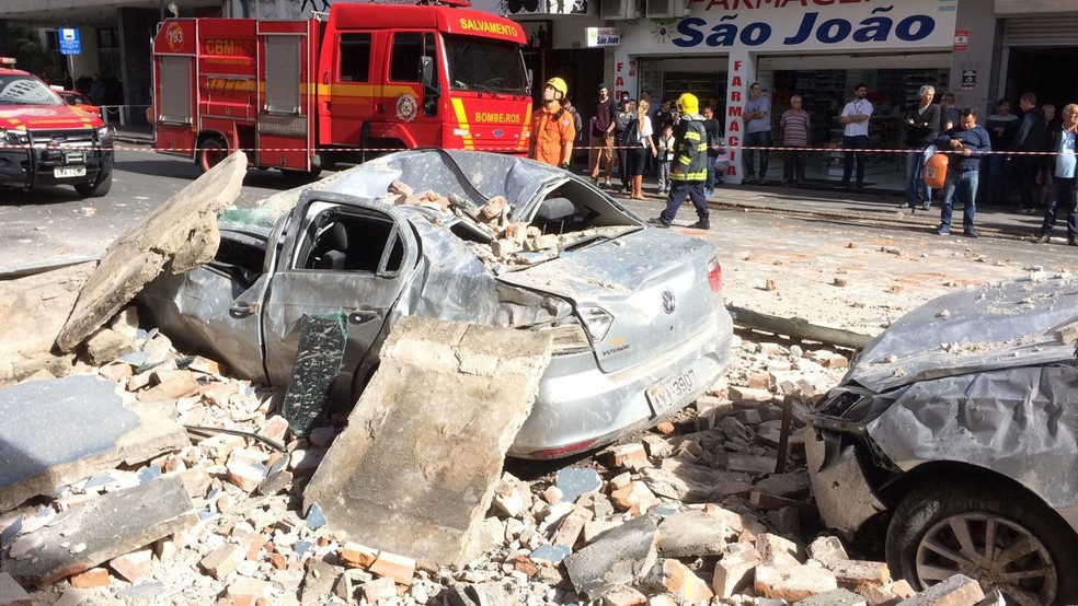 Carros estacionados em frente ao prédio ficaram destruídos (Foto: Bombeiros/Divulgação)