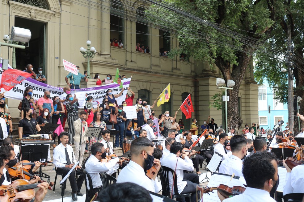 Servidores municipais protestam durante concerto natalino em Teresina — Foto: Ilanna Serena/g1