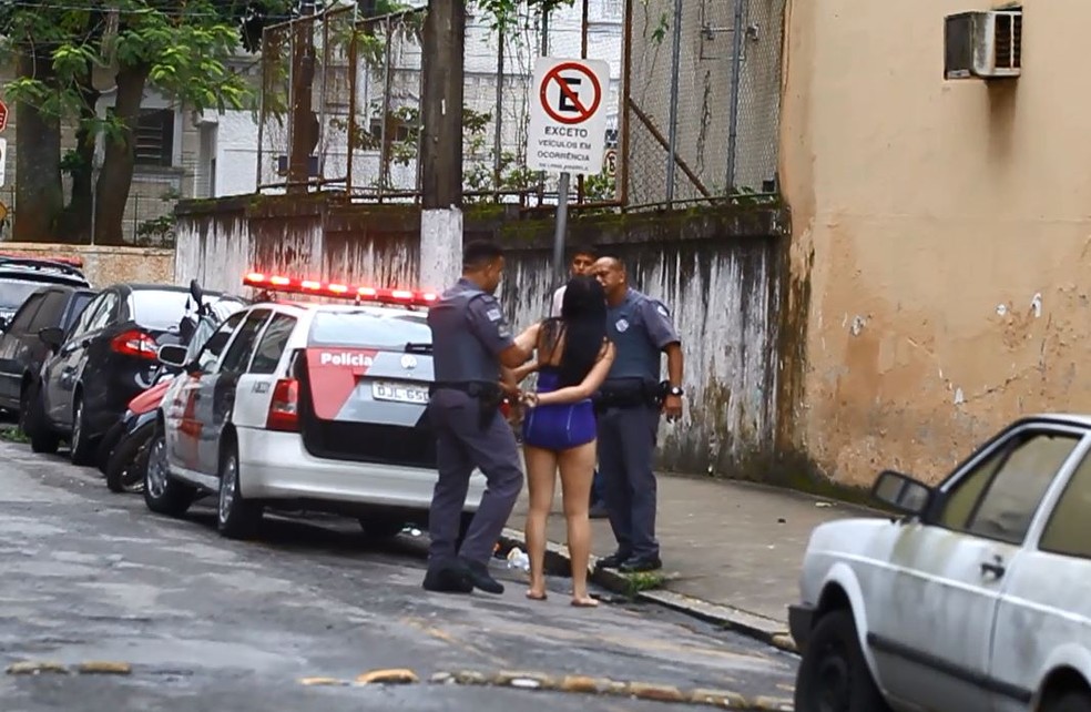 Travesti foi detida apos jogar homem na frente de um caminhÃ£o em Santos (SP) â€” Foto: ReproduÃ§Ã£o/Carlos Nogueira/A Tribuna Jornal de Santos
