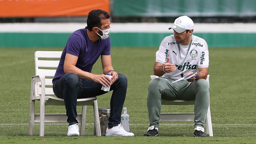 Abel Ferreira conversa com Edu Dracena na Academia do Palmeiras — Foto: Cesar Greco / Ag. Palmeiras