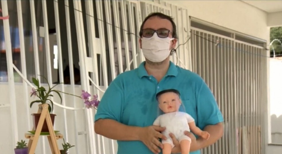 Professor Daniel Fortier desenvolveu face shield para bebês, em Floriano (PI) — Foto: TV Clube
