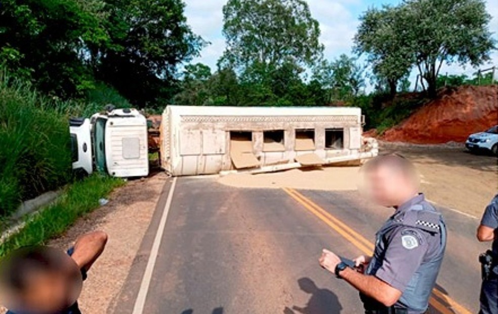 Caminhão carregado com sacas de ração tomba em Itaporanga  (SP) — Foto: ItapoNews/ Reprodução 