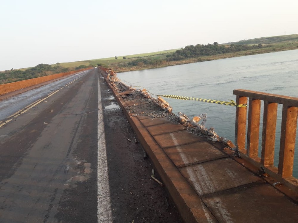 Acidente Na Ponte Do Rio Paranapanema Semirreboque De Caminhao Se Solta E Cai No Rio Paranapanema Em Taciba
