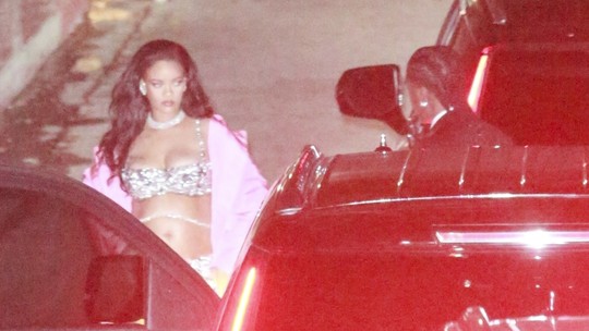 Rihanna exibe barrigão da gravidez com look metálico para festa em Los Angeles