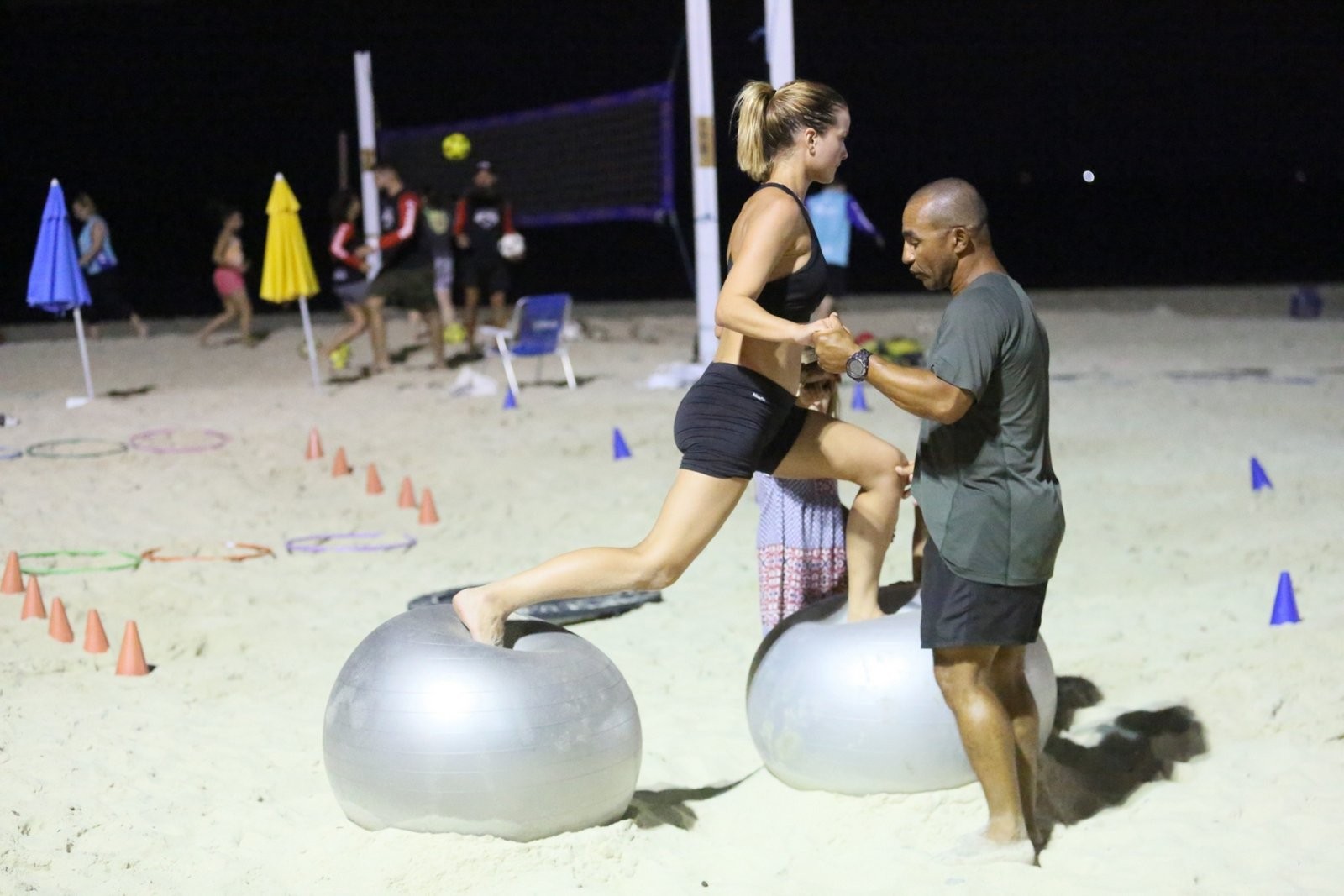 Luiza Valdetaro faz treino na praia (Foto: Gabriel Rangel / AgNews)