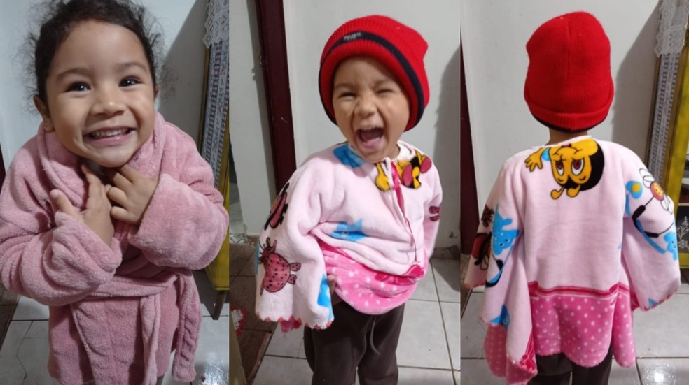Netinha de Kátia com o casaco e o poncho que ela fez para aquecer a pequena nos dias frios — Foto: Arquivo pessoal