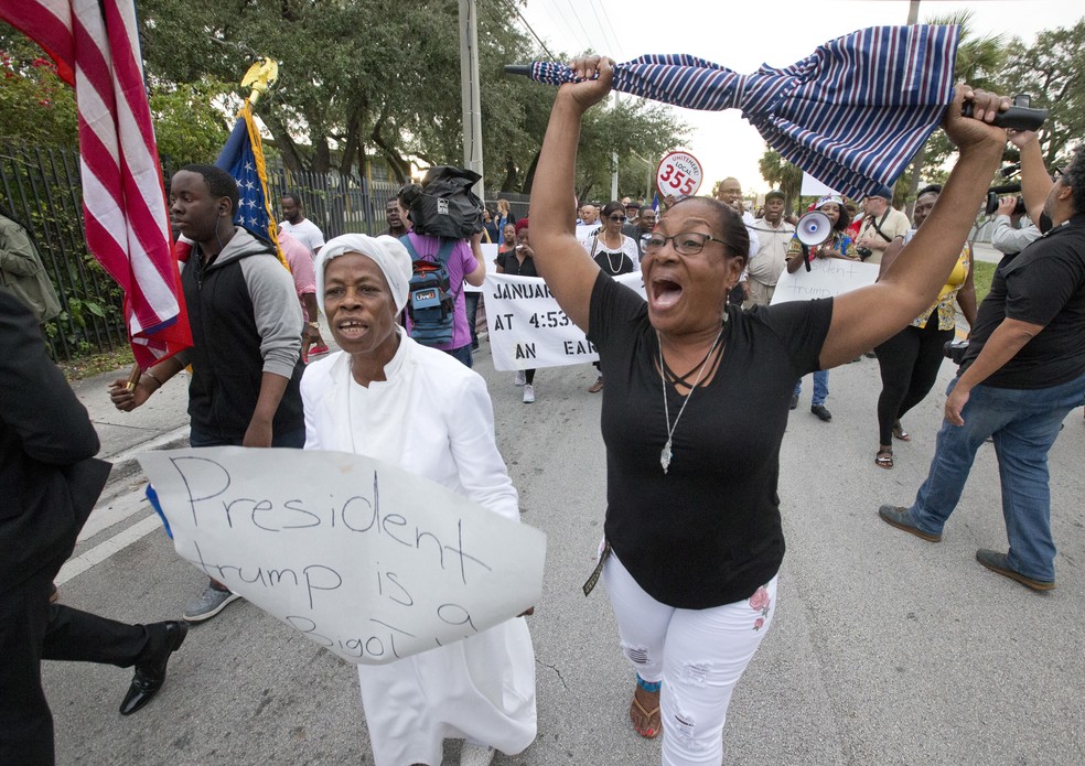 Haitianos protestam contra Trump em Miami, nos EUA (Foto: AP Photo/Wilfredo Lee)