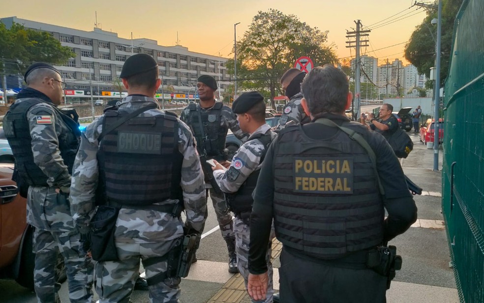 Mandados de prisão, busca e apreensão são cumpridos em operação contra roubos de instituições financeiras na BA — Foto: Divulgação/PF