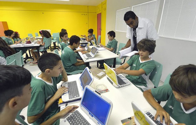 Alunos de escola em Taguatinga estudam matemática por meio de jogos em computadores (Foto: Ismália Afonso/Arquivo pessoal)