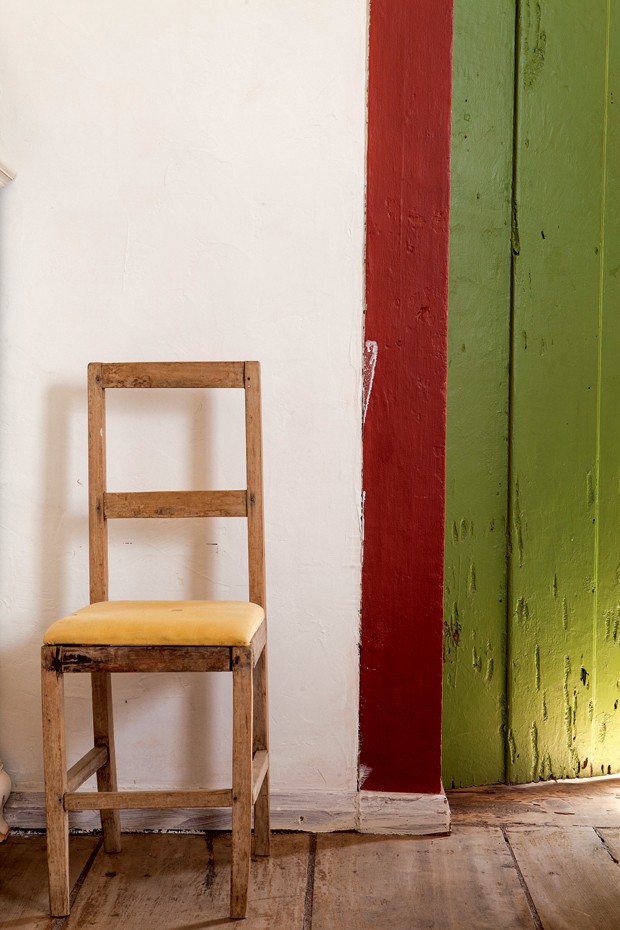 Cadeira | A peça, comprada na Bahia, ganhou cara nova com o estofado de veludo cotelê mostarda escolhido pela moradora (Foto: Lufe Gomes)