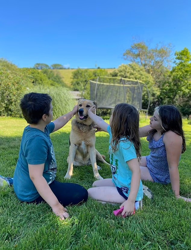 As crianças e o cachorro da família (Foto: Arquivo pessoal)