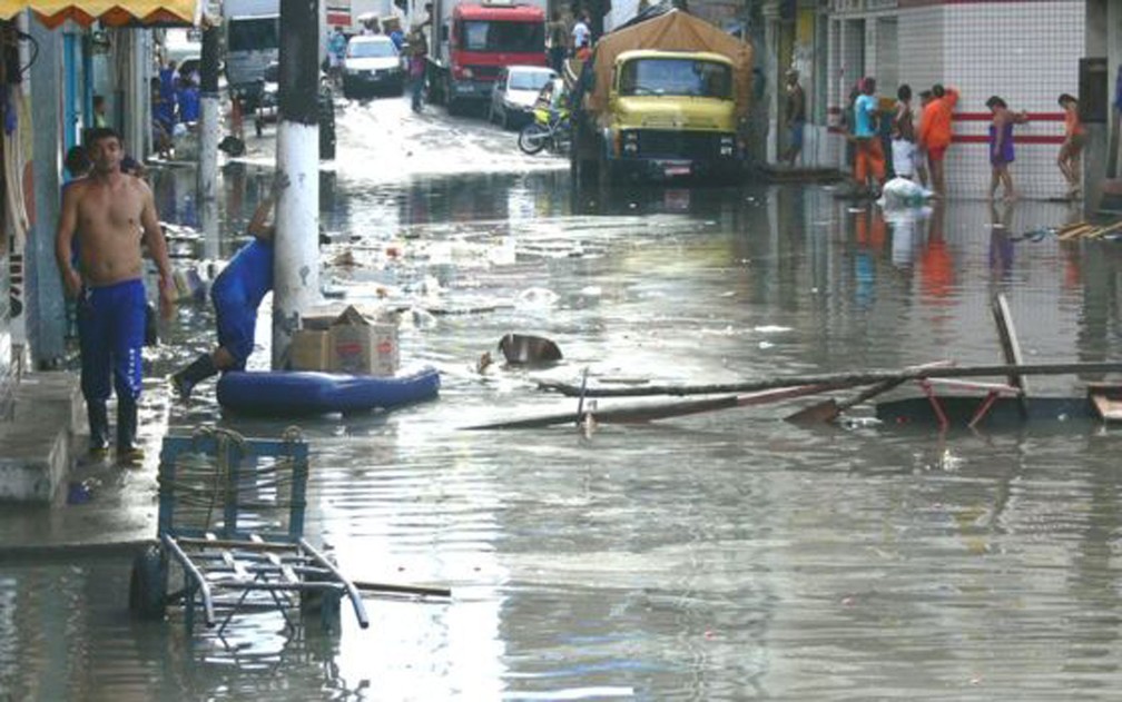 'Quando o rio ultrapassa o nível de 29 metros na régua, Manaus começa a inundar, e é aí que se declara o estado de emergência', diz o pesquisador chileno Jonathan Barichivich — Foto: Jochen Schongart/INPA